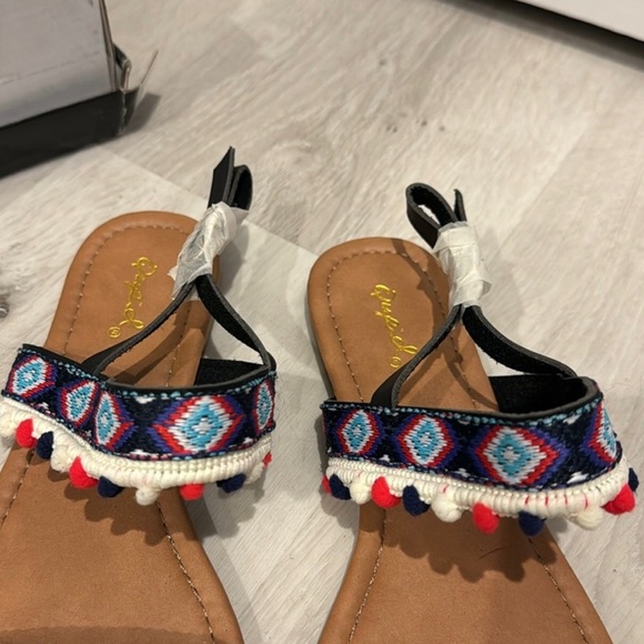 Qupid NWT Bohemian Flat embroidered Sandals size 7. - Picture 3 of 5